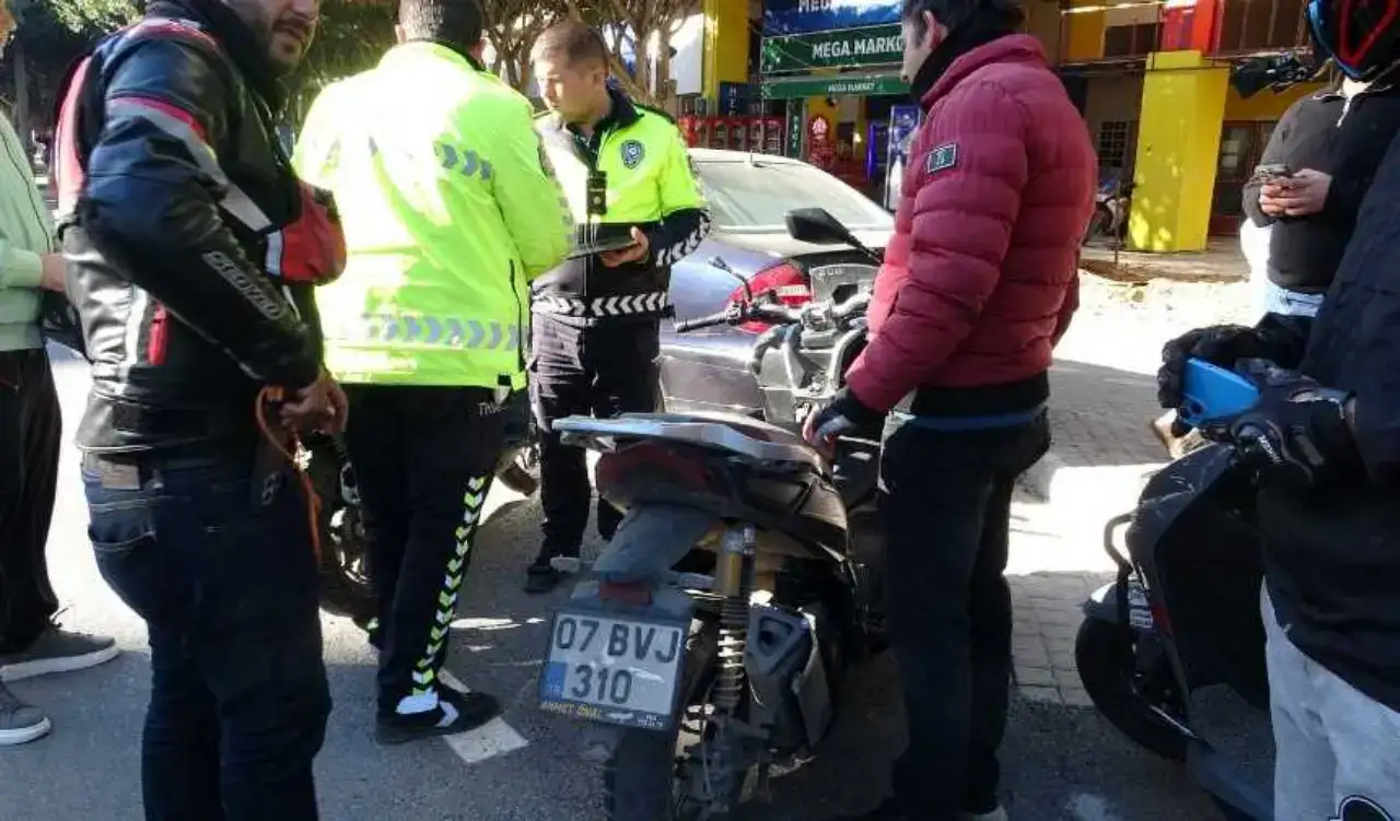 Muratpaşa’da Motosikletler Birbirine Girdi! 1’i Ağır 2 Yaralı 5